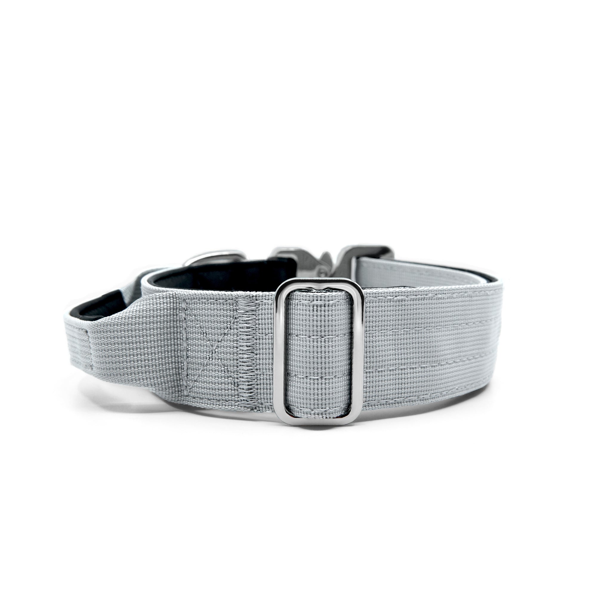 K9-TAC Collar – Storm Grey
Dog collar with heavy-duty nylon webbing and close-up of adjustable metal slider.